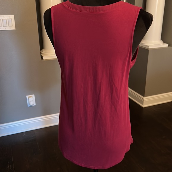 Flattering wine colored sleeveless top! - Picture 3 of 3